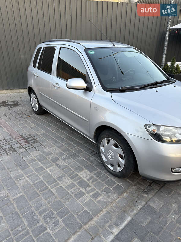 2004 mazda 2