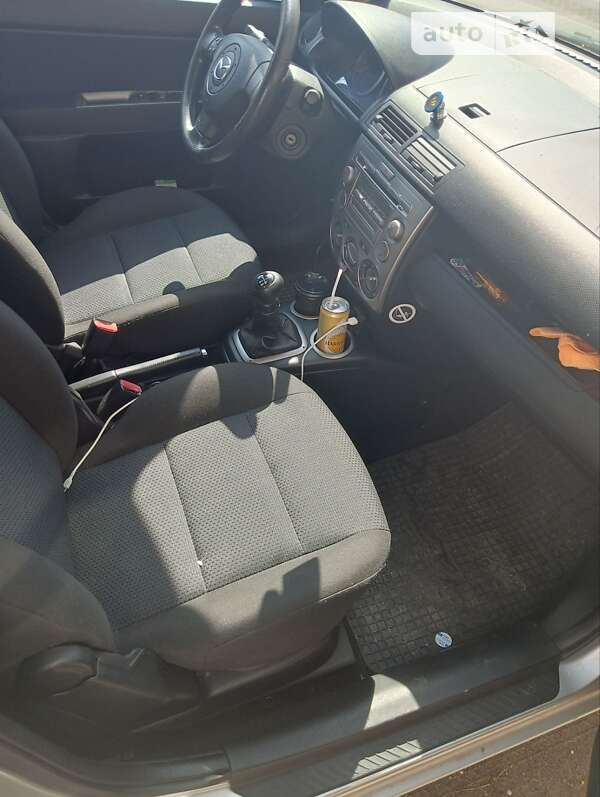 2005 mazda 2
