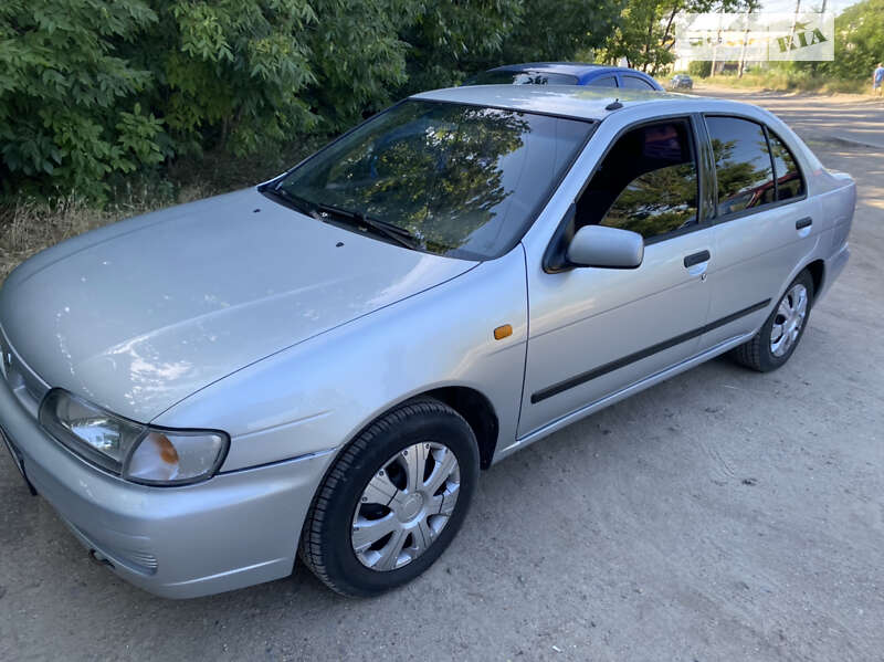 1996 nissan almera