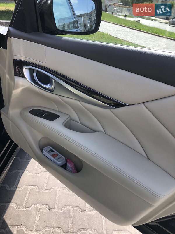 2012 infiniti q70