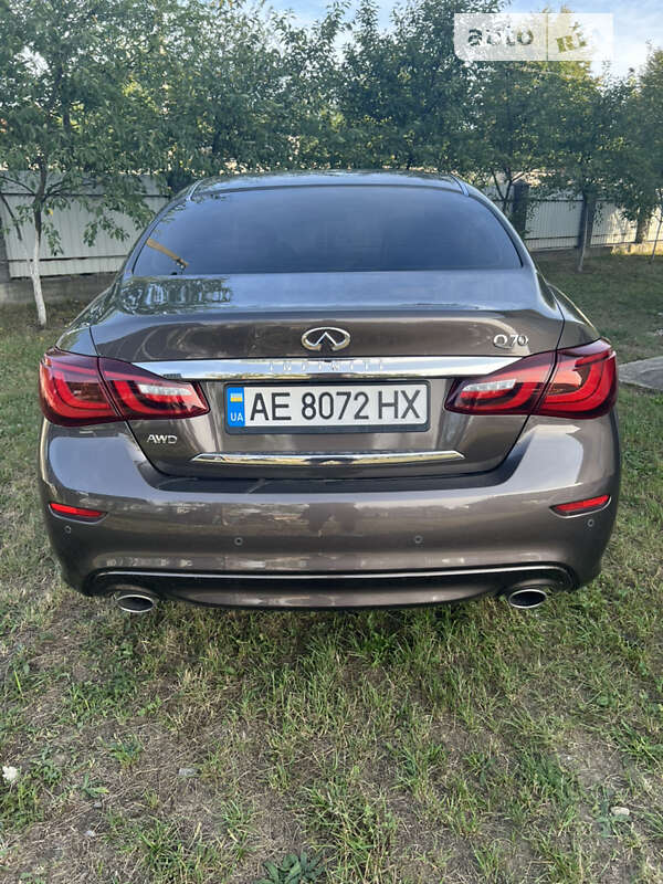 2015 infiniti q70