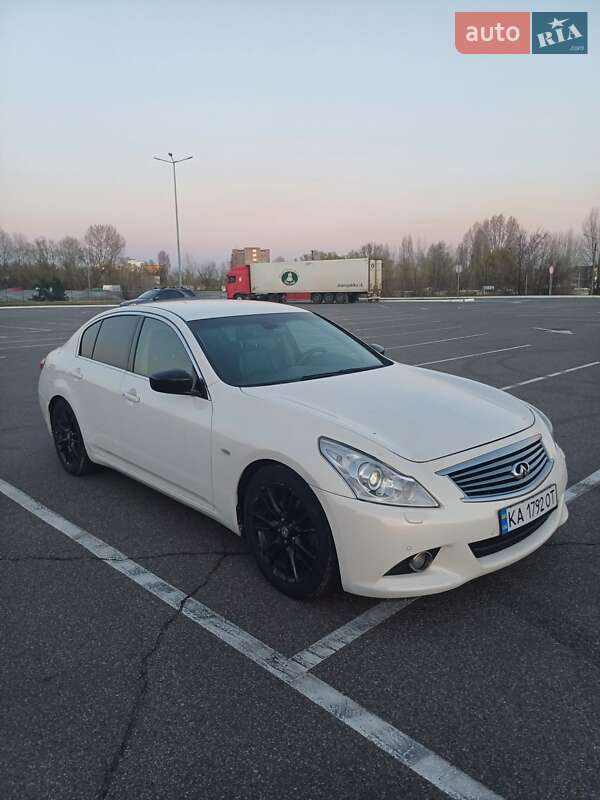 2010 infiniti g25