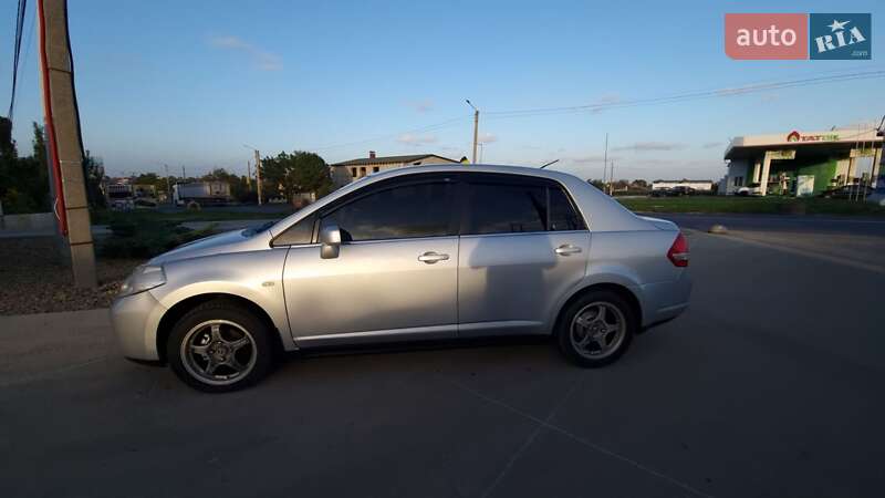 2008 nissan tiida