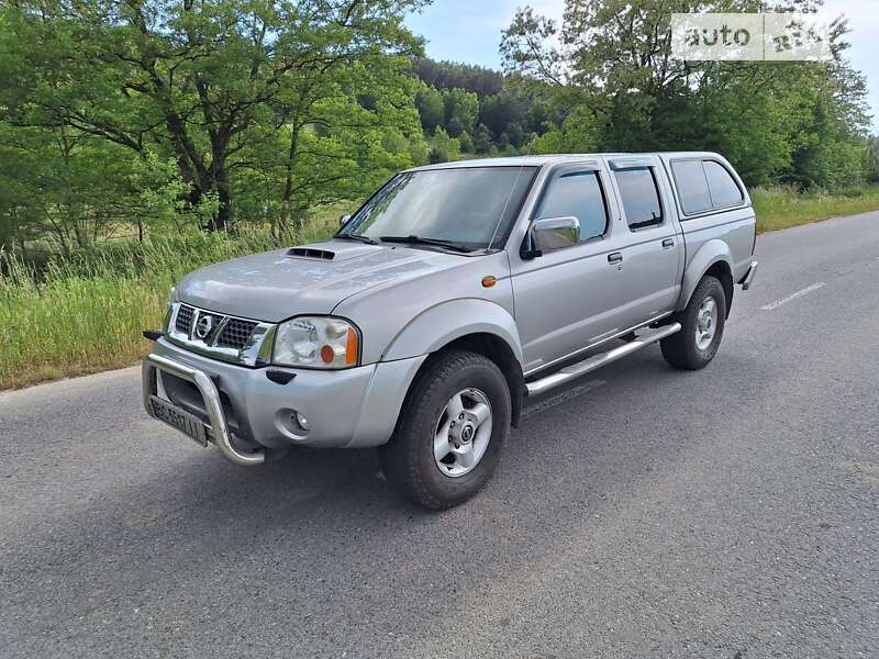 2010 nissan np 300