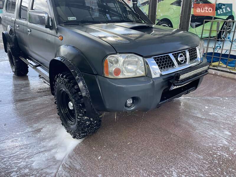 2005 nissan navara