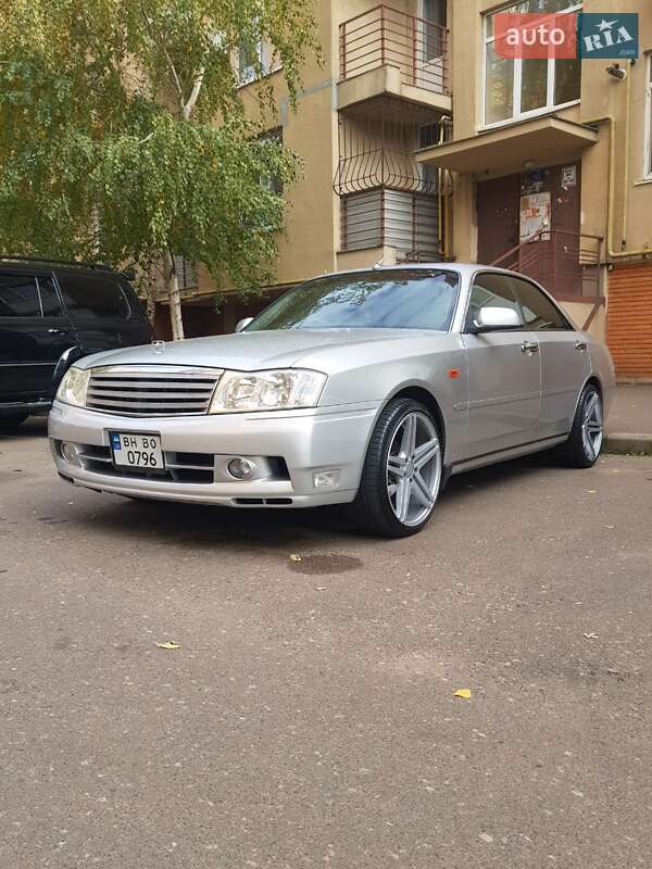 2000 nissan gloria