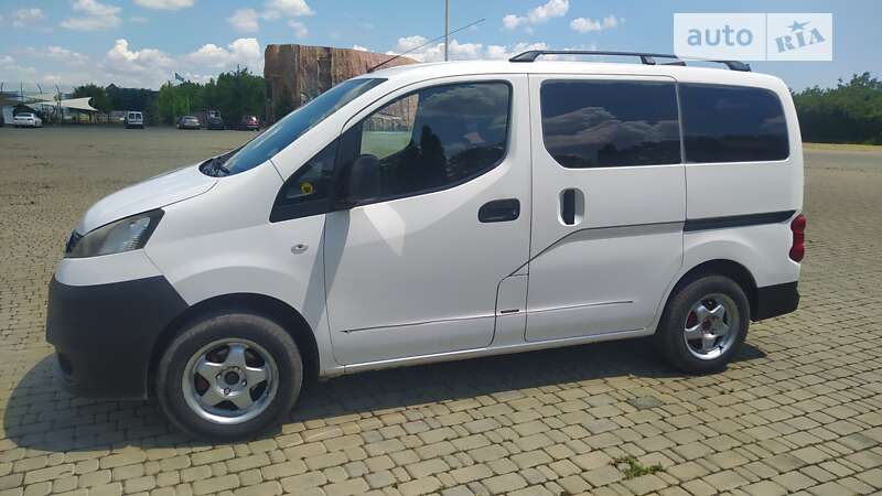 2011 nissan nv 200