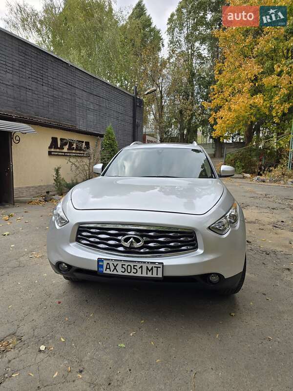 2010 infiniti fx35