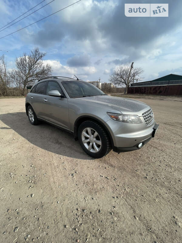 2005 infiniti fx35