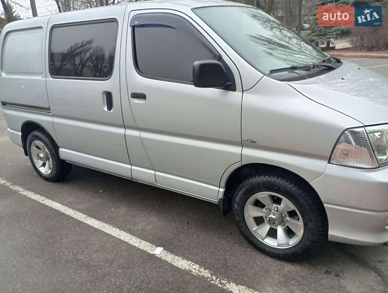2011 toyota hiace