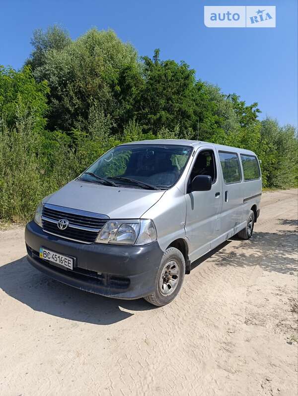 2011 toyota hi ace