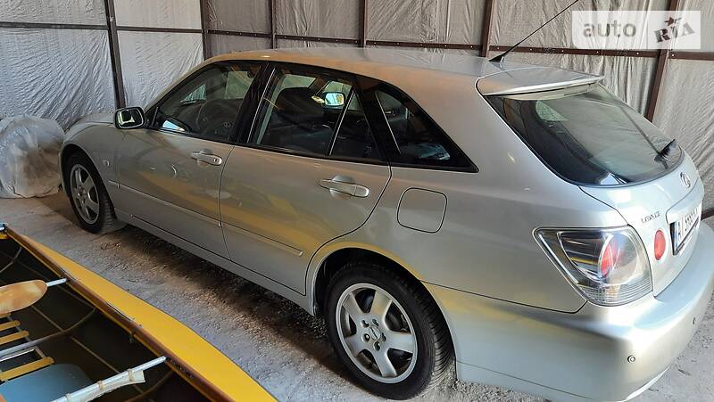2005 lexus is-200