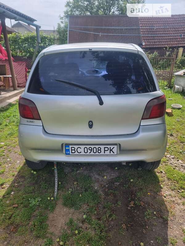 2000 toyota yaris
