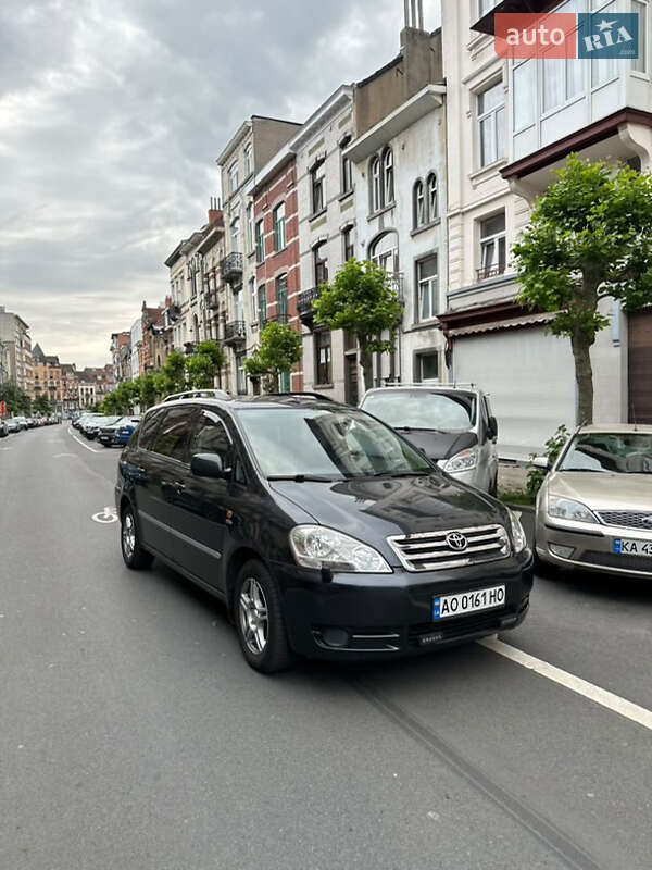 2003 toyota avensis verso