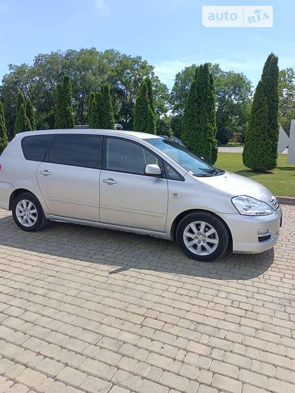 2003 toyota avensis