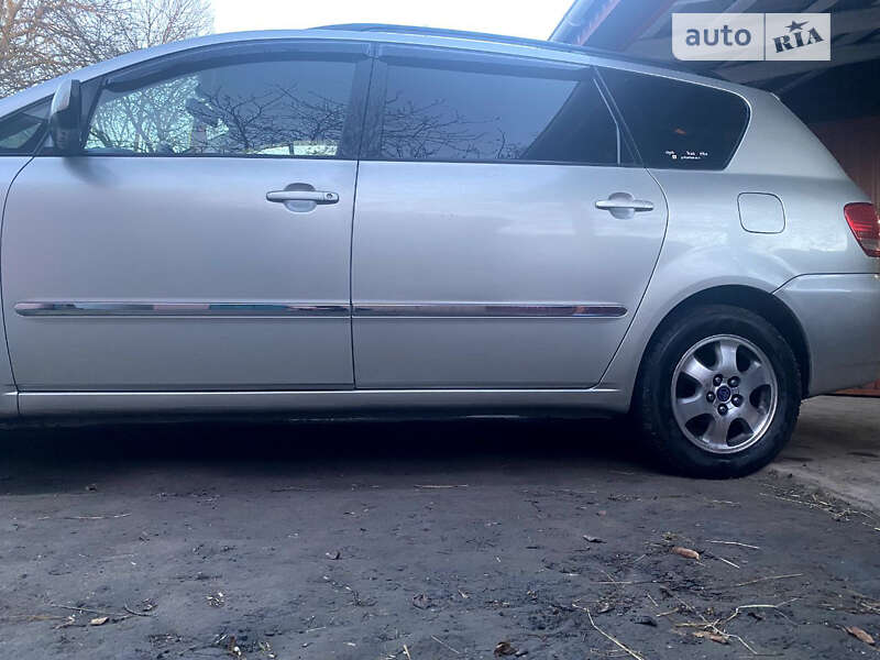 2002 toyota avensis