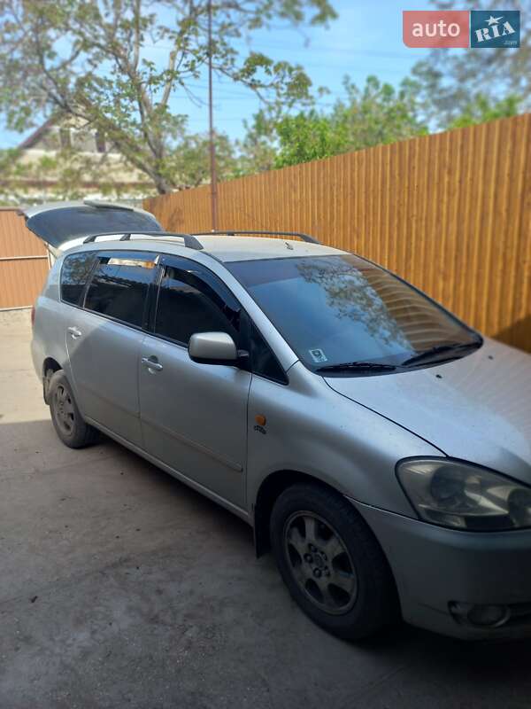 2001 toyota avensis verso