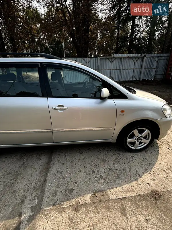2002 toyota avensis verso