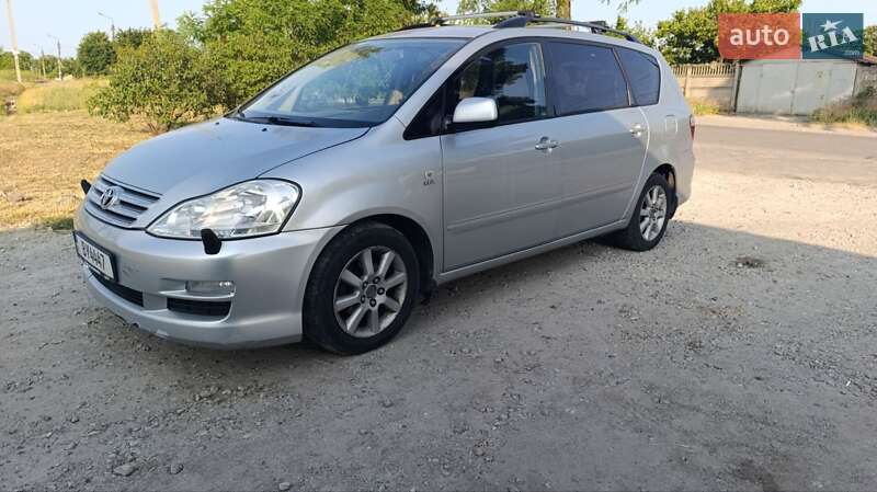 2003 toyota avensis verso