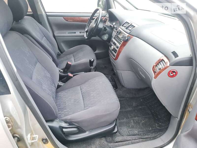 2001 toyota avensis verso
