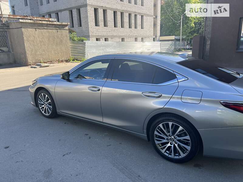 2020 lexus es-250