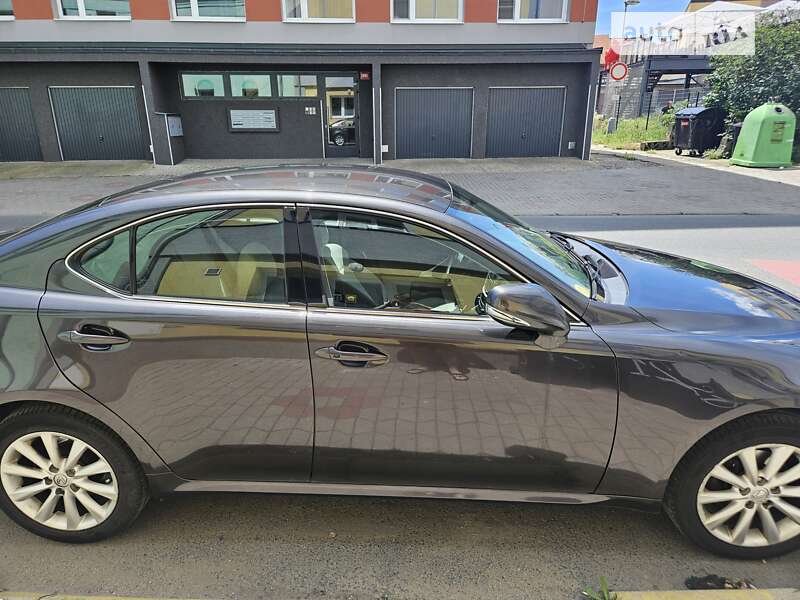 2010 lexus is-220d