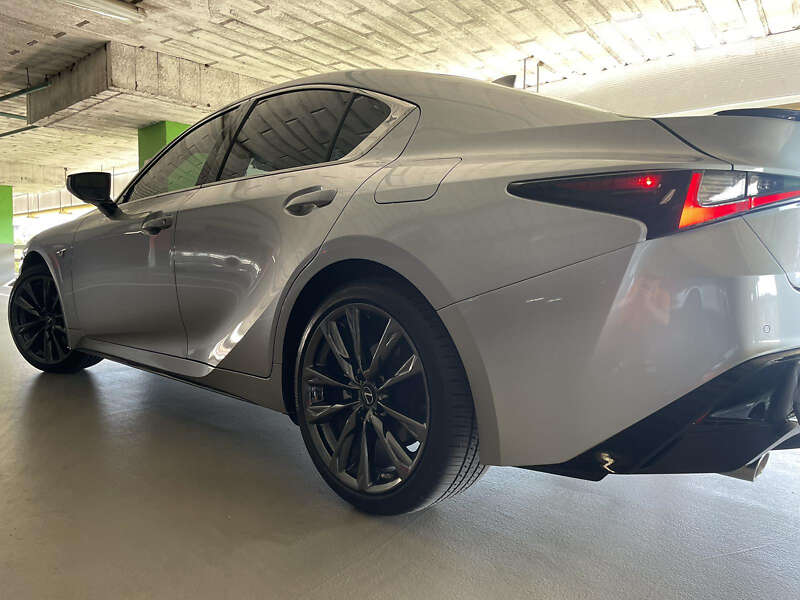 2022 lexus is