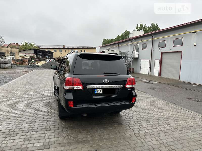 2011 toyota land cruiser 200