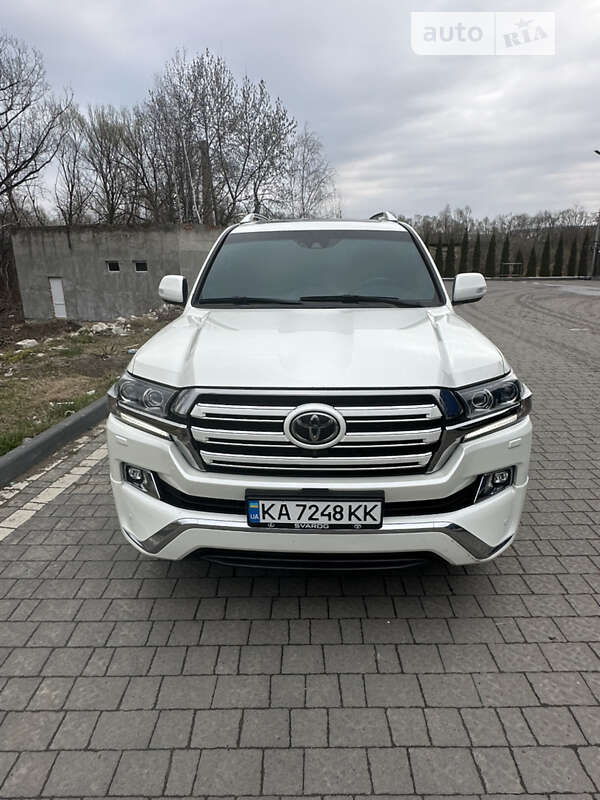 2017 toyota land cruiser 200
