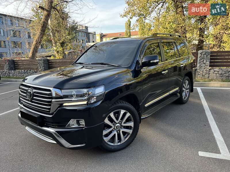 2017 toyota land cruiser 200