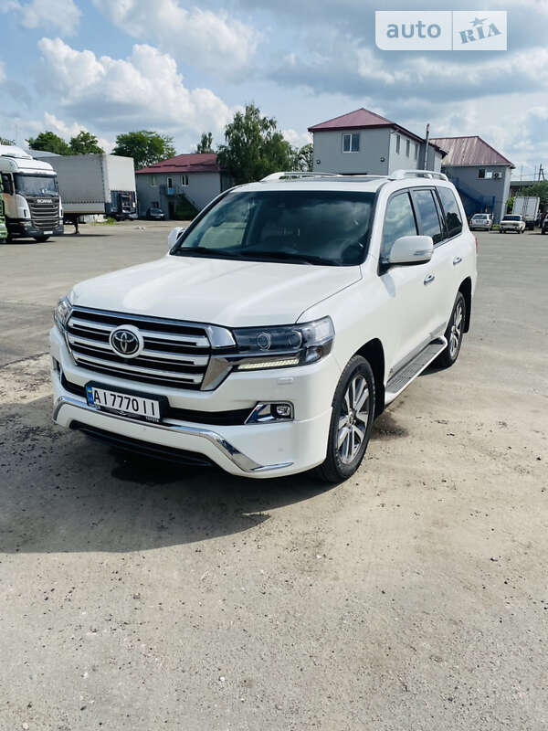 2017 toyota land cruiser 200
