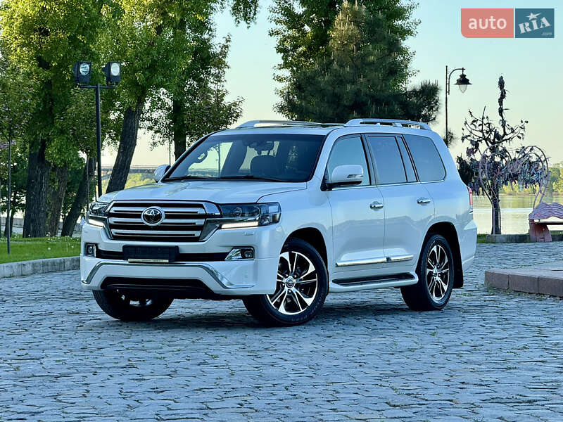 2017 toyota land cruiser 200