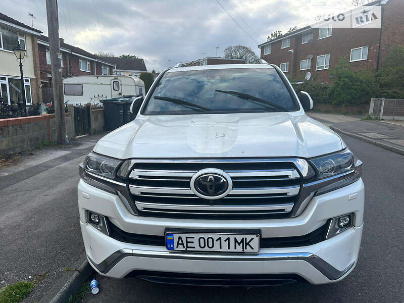 2017 toyota land cruiser 200