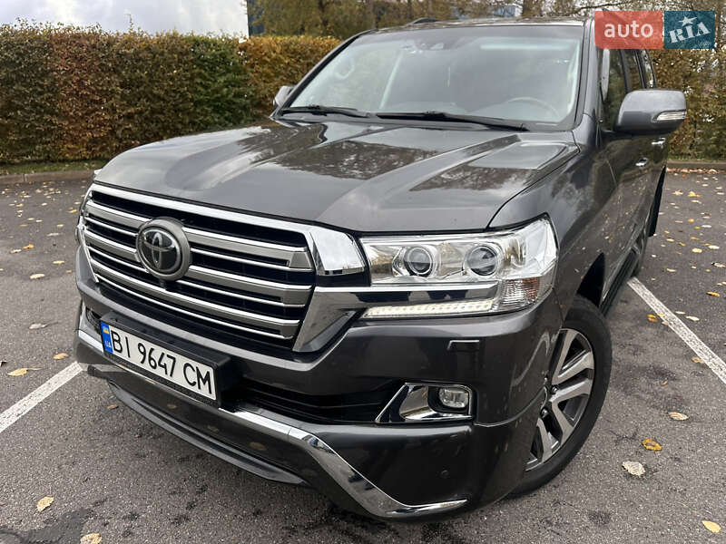 2018 toyota land cruiser 200