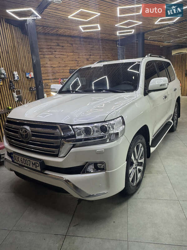 2016 toyota land cruiser 200