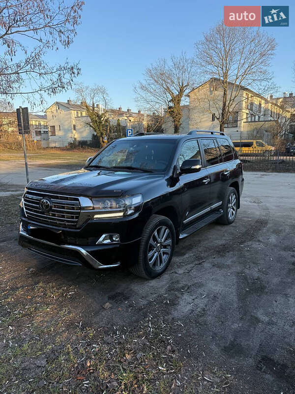 2017 toyota land cruiser 200
