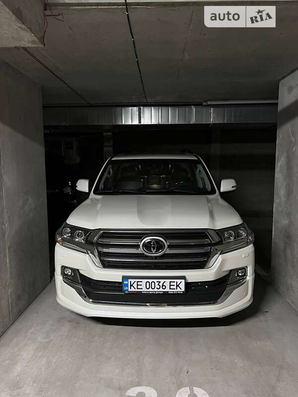 2020 toyota land cruiser 200