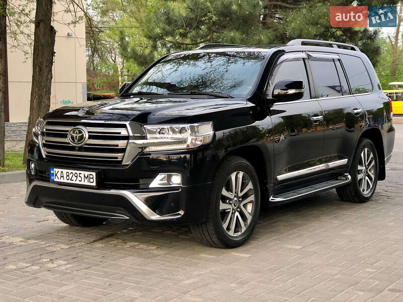2017 toyota land cruiser 200