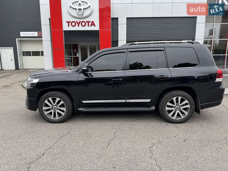 2017 toyota land cruiser 200