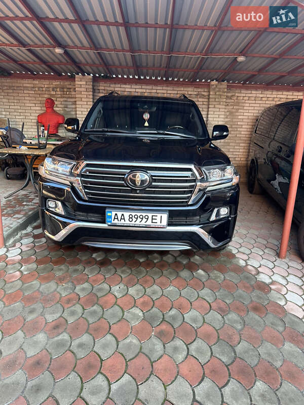 2017 toyota land cruiser 200