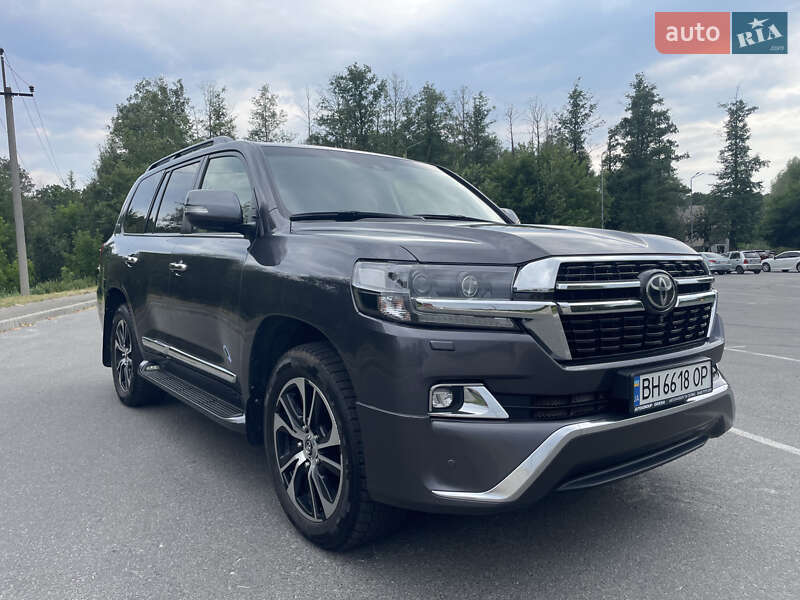 2017 toyota land cruiser 200