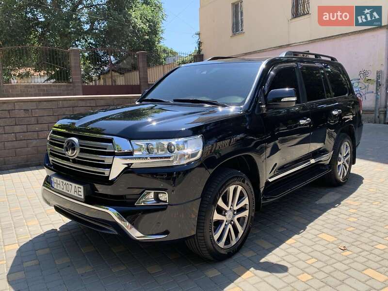 2017 toyota land cruiser 200