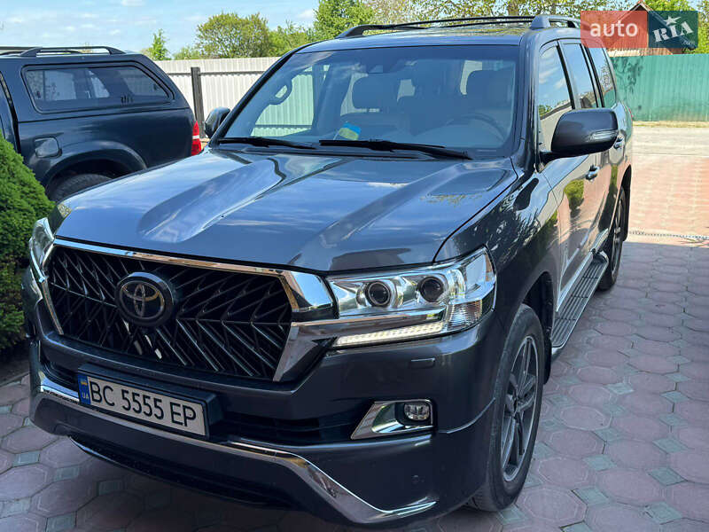 2018 toyota land cruiser 200