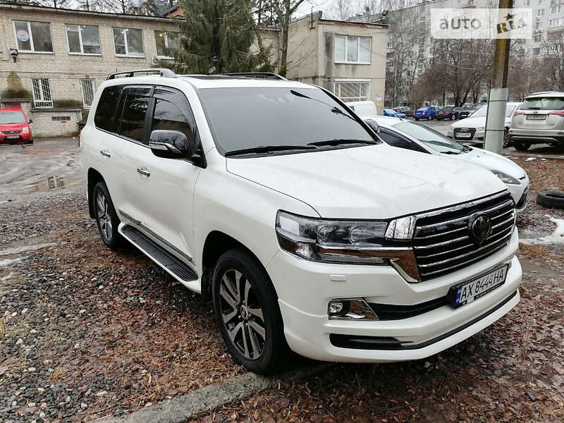 2018 toyota land cruiser 200
