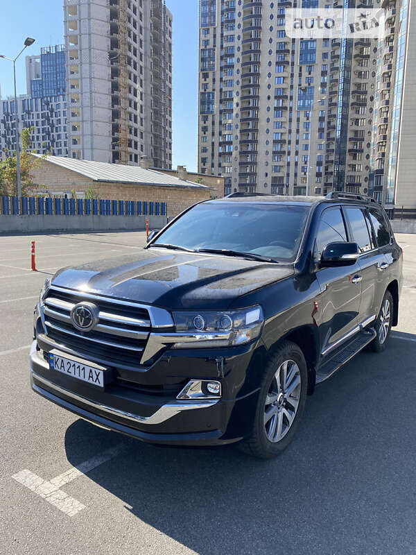 2019 toyota land cruiser 200