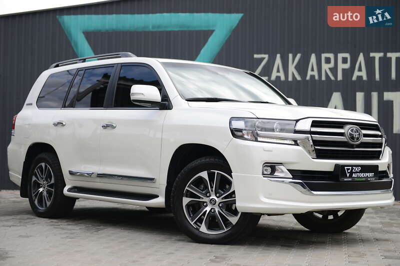 2019 toyota land cruiser 200
