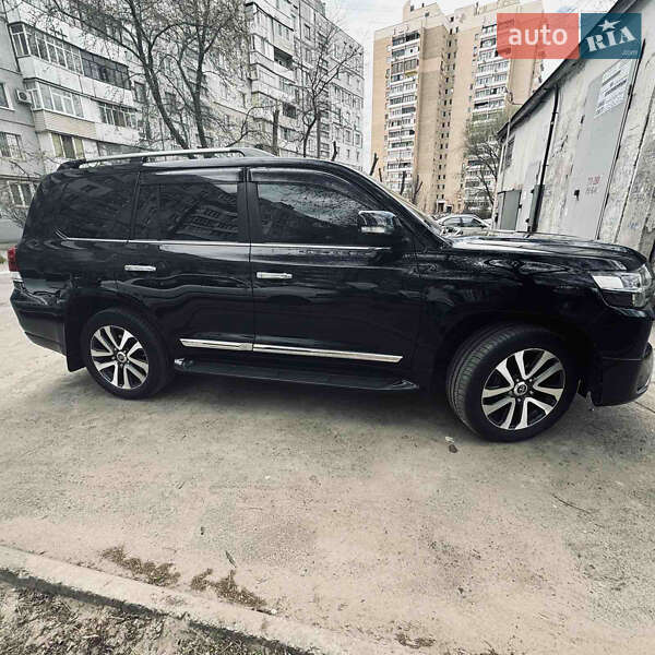 2017 toyota land cruiser 200