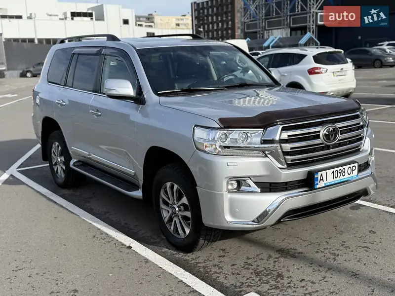 2017 toyota land cruiser 200