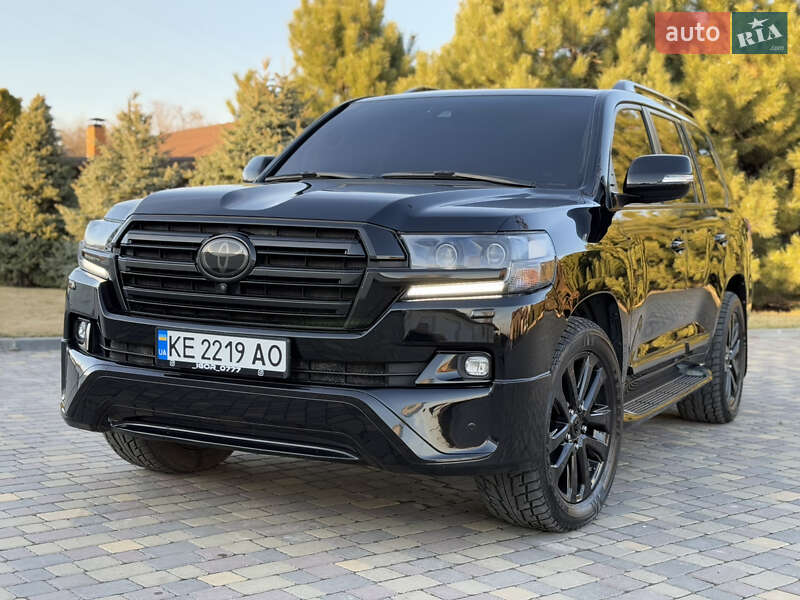 2017 toyota land cruiser 200
