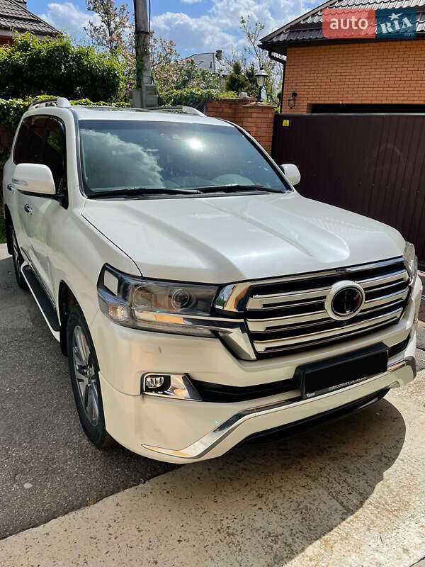 2017 toyota land cruiser 200
